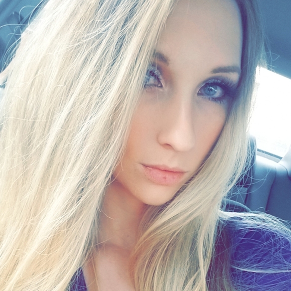 Meet your Posher, Heidi - Picture 1 of 2